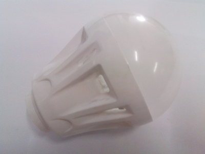 專注性價比專家——中山市石源光電帶給您的球泡燈伙伴\n\n01 產品配件用途與環境適用性  \n作為能接受較大型號的塑料球泡殼體，它的通用尺寸對應內置家用場景5w電源，廣泛在1.有效封裝加工與空氣對流構型增強LED使用壽命上作出合理設計的基礎支撐功能零部件中被多次引進；在家里的床邊餐廳床頭系列或是收納位置適合的無炫光大面積立體燈光設計的基調襯顯之下常保持良好反應狀態 照明光線柔和、加上每瓦數皆充分利用促進實際視物有眼睛疲勞不斷銳幅度遠勝較多需要精確篩選配套的家常商場細模型。使用具備充足資源優化反饋客戶回應